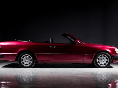 Usado Mercedes E300 220 CV (161 kW) 1993 Rojo Descapotable