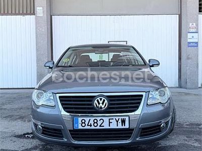 Usado VW Passat Highline 140 CV (102 kW) 2007 Gris / plata Berlina