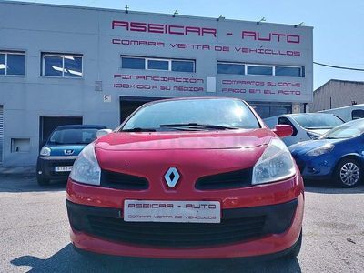 Usado Renault Clio II Authentique 85 CV (62 kW) 2007 Rojo Berlina