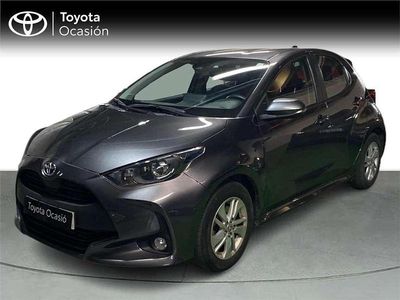 Usado Toyota Yaris Hybrid Active 116 CV (85 kW) 2022 Gris Utilitario
