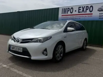 Usado Toyota Auris Touring Sports Business Edition 136 CV (100 kW) 2015 Blanco Familiar