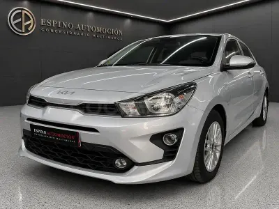 Usado Kia Rio 84 CV (61 kW) 2023 Gris / plata Berlina