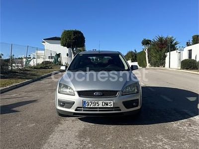 Usado Ford Focus Trend 90 CV (66 kW) 2005 Gris / plata Berlina