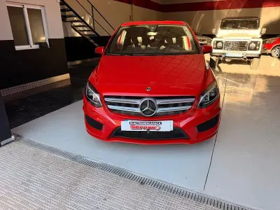 Usado Mercedes B200 136 CV (100 kW) 2019 Rojo Utilitario