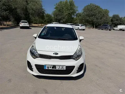 Usado Kia Rio 75 CV (55 kW) 2015 Blanco Berlina