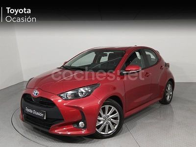 Rojo Usado 2024 Toyota Yaris Hybrid Active Berlina | 23.500 € (Un poco caro)