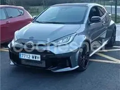 Usado Toyota Yaris 280 CV (205 kW) 2024 Gris / plata Utilitario