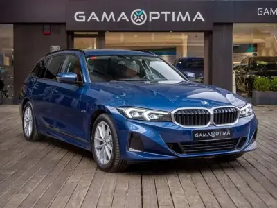 Usado BMW 320e Comfort Edition 2023 Azul Familiar