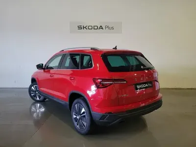 Usado Skoda Karoq Ambition 110 CV (80 kW) 2024 Rojo SUV