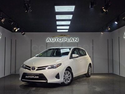 Usado Toyota Auris Live 90 CV (66 kW) 2013 Blanco Berlina