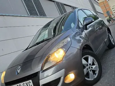 Usado Renault Scénic Expression 105 CV (77 kW) 2010 Gris / plata Monovolumen