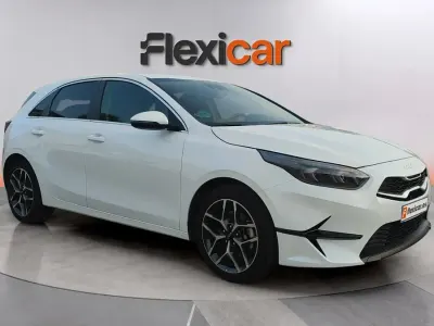 Usado Kia Ceed 120 CV (88 kW) 2023 Blanco Utilitario