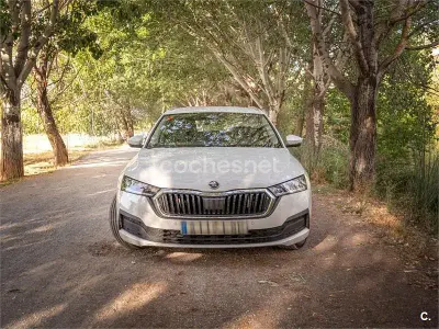 Usado Skoda Octavia Ambition 115 CV (84 kW) 2021 Blanco Familiar