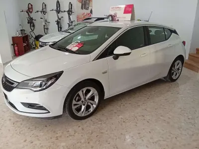 Usado Opel Astra Dynamic 125 CV (91 kW) 2016 Blanco Familiar