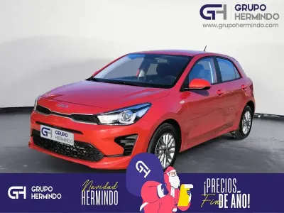 Usado Kia Rio 84 CV (61 kW) 2023 Rojo Berlina