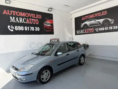 Usado Ford Focus Ghia 100 CV (73 kW) 2005 Azul Berlina