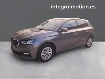 Usado Skoda Fabia Selection 95 CV (69 kW) 2025 Gris Utilitario