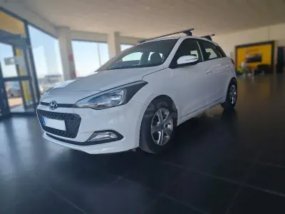 Usado Hyundai i20 84 CV (61 kW) 2018 Blanco Berlina