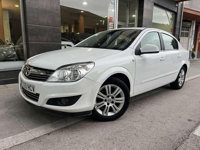 Usado Opel Astra Edition 110 HP (80 kW) 2011 Branco Sedan