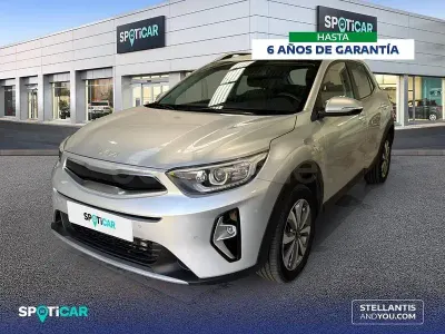 Usado Kia Stonic 100 CV (73 kW) 2024 Gris / plata SUV