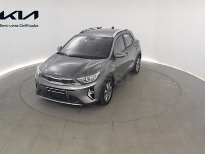 Usado Kia Stonic 100 CV (73 kW) 2025 Gris / plata SUV