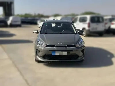 Usado Kia Rio 84 CV (61 kW) 2022 Gris Utilitario