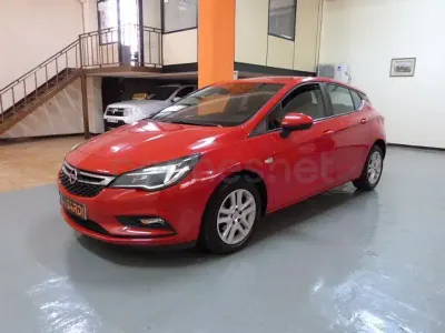 Usado Opel Astra Excellence 140 HP (102 kW) 2016 Vermelho Sedan