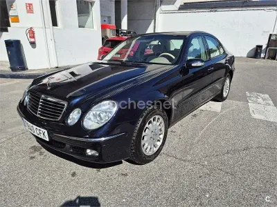 Usado Mercedes E240 Elegance 170 CV (125 kW) 2003 Azul Berlina