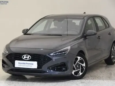 Usado Hyundai i30 100 CV (73 kW) 2025 Gris / plata Berlina