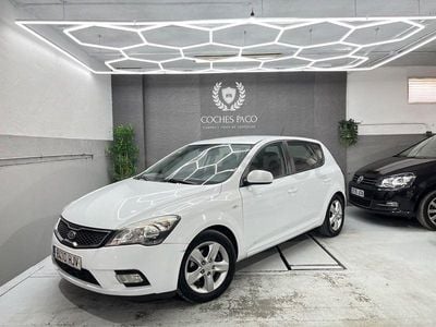 Używany Kia Ceed 100 KM (73 kW) 2012 Biały Hatchback