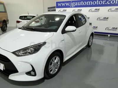 Usado Toyota Yaris Hybrid Business Edition 116 CV (85 kW) 2021 Blanco Berlina