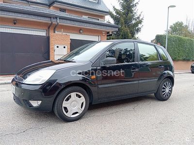 Usado Ford Fiesta Ghia 68 CV (50 kW) 2004 Negro Utilitario