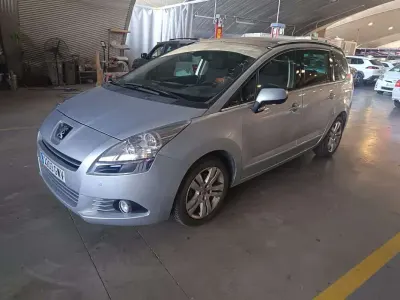 Usado Peugeot 5008 Sport 156 CV (114 kW) 2010 Plateado Monovolumen