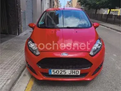 Usado Ford Fiesta Trend 100 CV (73 kW) 2015 Rojo Utilitario
