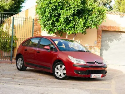 Usado Citroën C4 110 CV (80 kW) 2006 Granate Berlina