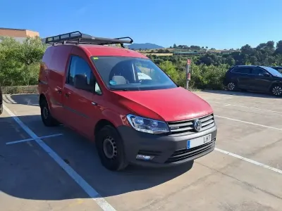 Usado VW Caddy 110 CV (80 kW) 2020 Rojo Monovolumen