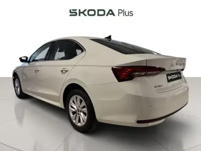 Usado Skoda Octavia Selection 150 CV (110 kW) 2025 Blanco