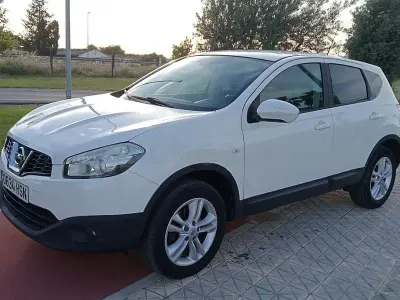 Usado Nissan Qashqai Acenta 110 HP (80 kW) 2013 Branco SUV