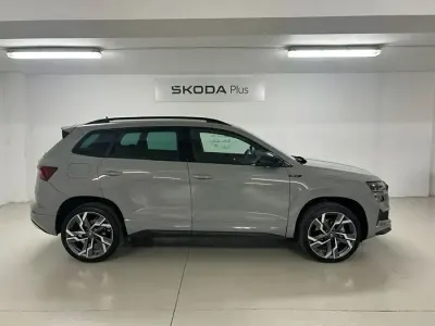 Usado Skoda Karoq SportLine 150 CV (110 kW) 2025 Gris SUV