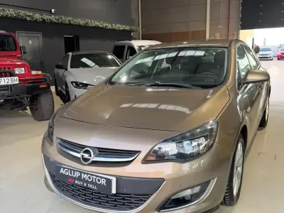 Usado Opel Astra Excellence 140 HP (102 kW) 2014 Castanho