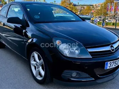 Usado Opel Astra GTC Sport 120 CV (88 kW) 2006 Negro Berlina