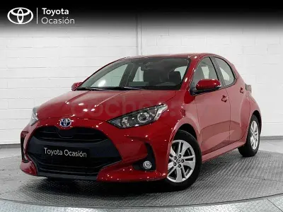 Usado Toyota Yaris Hybrid Active 116 CV (85 kW) 2022 Rojo Berlina