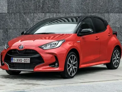 Usado Toyota Yaris Style 116 CV (85 kW) 2022 Rojo Utilitario