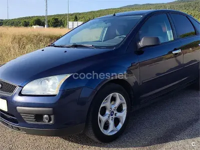 Usado Ford Focus Ghia 109 CV (80 kW) 2006 Azul Berlina
