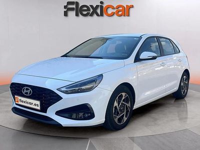 Usado Hyundai i30 121 CV (88 kW) 2024 Blanco Berlina