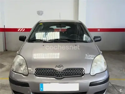 Usado Toyota Yaris Luna 75 CV (55 kW) 2003 Gris / plata Berlina