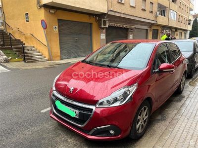 Usado Peugeot 208 Active 82 CV (60 kW) 2015 Granate Utilitario