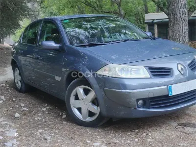 Usado Renault Mégane Dynamique 110 CV (80 kW) 2006 Azul Berlina