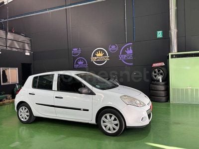 Usado Renault Clio III Collection 75 CV (55 kW) 2013 Blanco Berlina