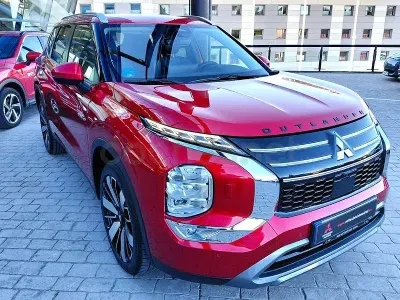 Usado Mitsubishi Outlander P-HEV 306 CV (225 kW) 2025 Rojo SUV